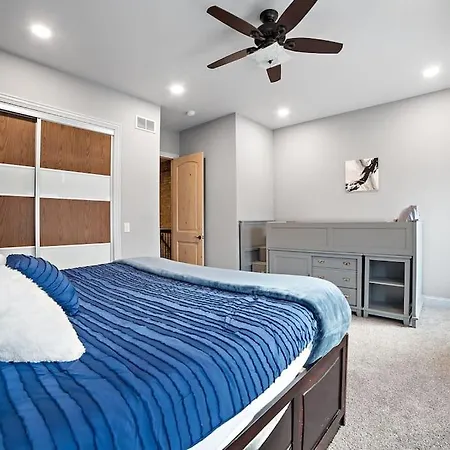 Hotel Mid-century Gem Steps From United Center 4*