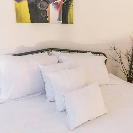 Gold Coast Luxury W/rooftop Pool & Gym *