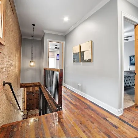 Mid-century Gem Steps From United Center 4*