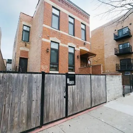 Mid-century Gem Steps From United Center 4*