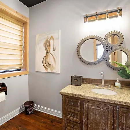 Mid-century Gem Steps From United Center 4* Chicago