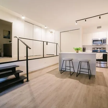 Amazing Gold Coast Apt W/ Rooftop Pool & Gym Apartment *