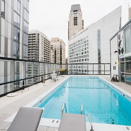 Spacious Gold Coast Rooftop Pool * Chicago