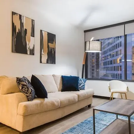 Spacious Gold Coast Rooftop Pool * Chicago