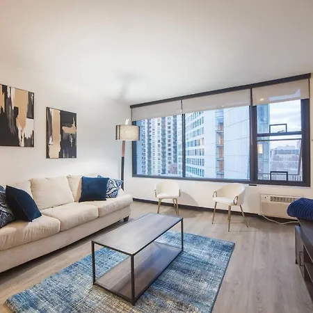 Spacious Gold Coast Rooftop Pool Apartment Chicago