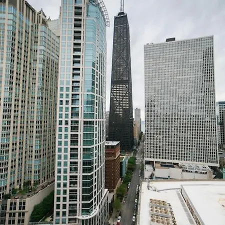 Amazing Location Luxury Apt Rooftop Pool Chicago