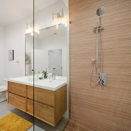 Apartment Stunning 2br/2ba W/ Balcony By United Center *