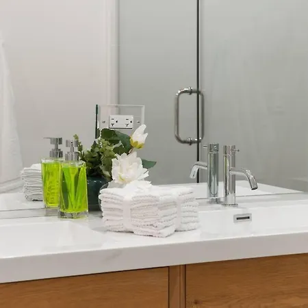 Stunning 2br/2ba W/ Balcony By United Center Apartment *