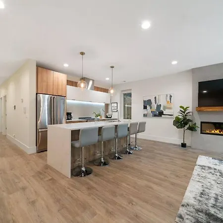Apartment Stunning 2br/2ba W/ Balcony By United Center