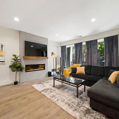 Stunning 2br/2ba W/ Balcony By United Center Apartment