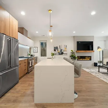 Stunning 2br/2ba W/ Balcony By United Center Chicago