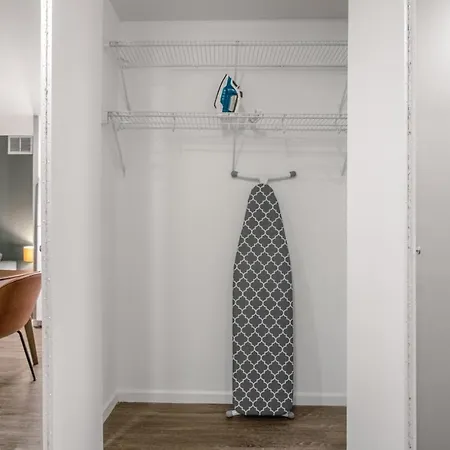 Gold Coast Studio W Gym Nr Mm Water Tower Chi-135 Chicago