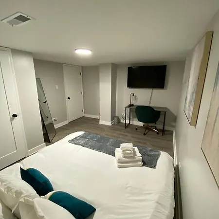 Stylish Urban Retreat 3 Bedroom Newly Remodeled Apartment Chicago