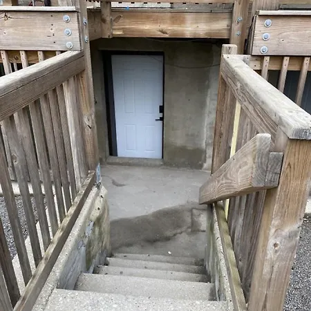 Stylish Urban Retreat 3 Bedroom Newly Remodeled Apartment *