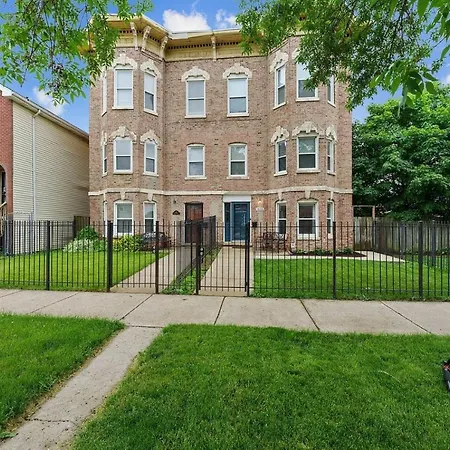 Spacious Row Next Transit Near Downtown W Parking Holiday home