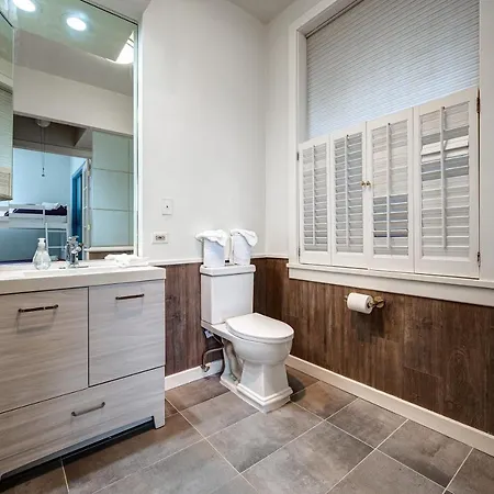 Free Parking And For All! Amazing 6 Bedroom In The Center Of It All! Apts Chicago