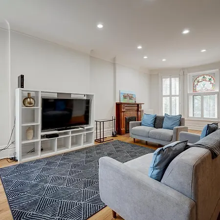 Free Parking And For All! Amazing 6 Bedroom In The Center Of It All! Apts * Chicago