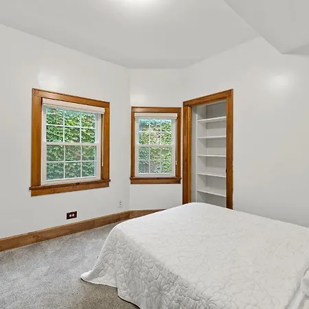 Lavish Near & Downtown #2 Apartment