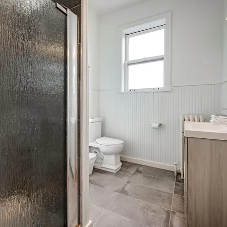 Free Parking And For All! Amazing 6 Bedroom In The Center Of It All! Apts Apartment