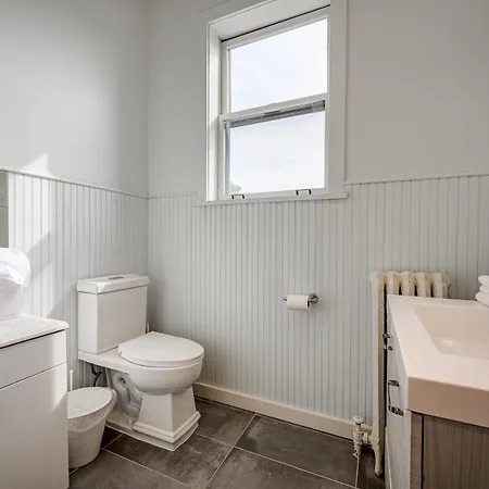 Free Parking And For All! Amazing 6 Bedroom In The Center Of It All! Apts Apartment