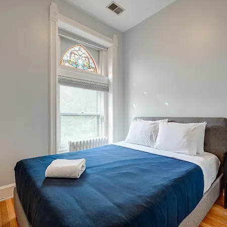 Free Parking And For All! Amazing 6 Bedroom In The Center Of It All! Apts * Chicago