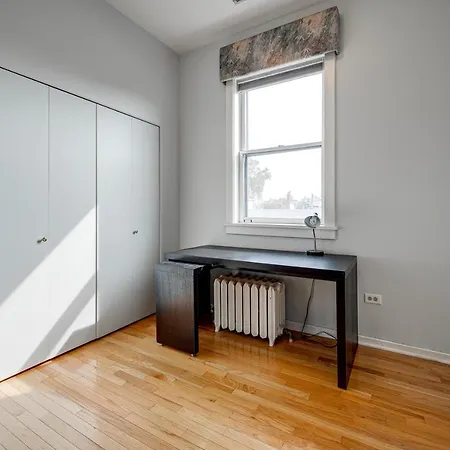 Free Parking And For All! Amazing 6 Bedroom In The Center Of It All! Apts * Chicago
