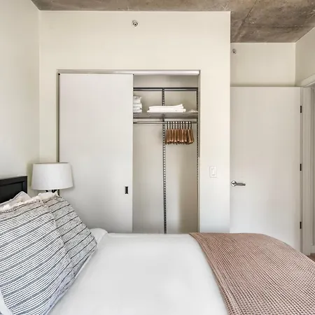 Apartment W Loop 1br W Deck Pool Gym 3 Blocks To L Chi-646 Chicago