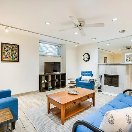 Apartment Lincoln Park Walk To Beach, Shops And Dining!