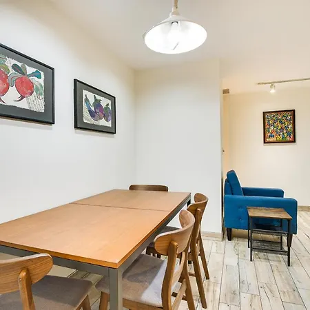 Lincoln Park Walk To Beach, Shops And Dining! Apartment Chicago