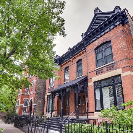Lincoln Park Walk To Beach, Shops And Dining! Chicago