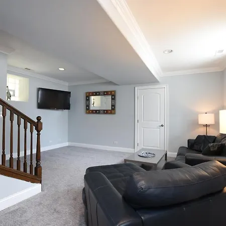 Cozy Garden Unit Located In North Center *
