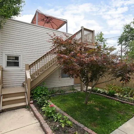 Cozy Garden Unit Located In North Center * Chicago
