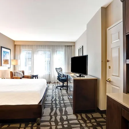 Hilton Garden Downtown/magnificent Mile 3*