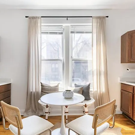 Apartment A Gem On Crystal Street Chicago