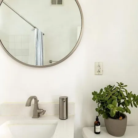 A Gem On Crystal Street Apartment