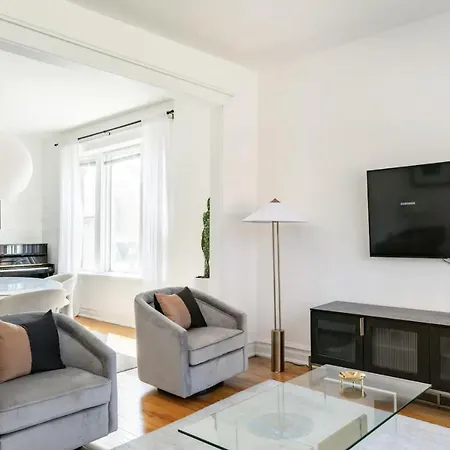A Gem On Crystal Street Apartment *