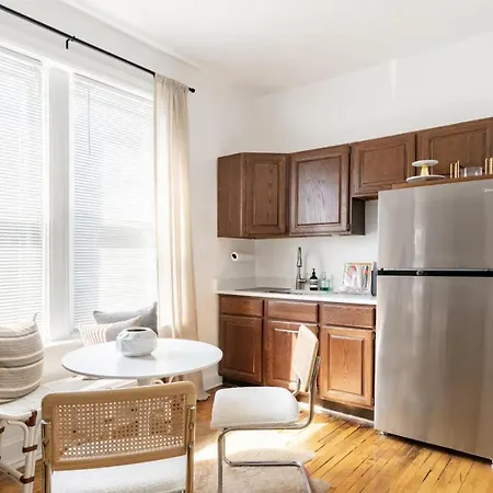 Apartment A Gem On Crystal Street Chicago
