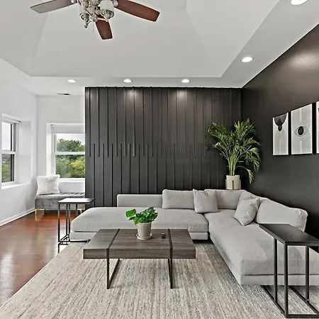 The Penthouse, Lux Near Downtown, Uofc & Apartment