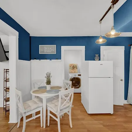 Logan Square Coach House 4*
