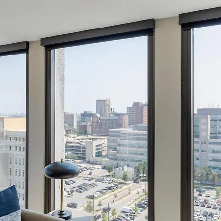 Medical District 3br W Gym Nr Hospitals Parks Chi-957