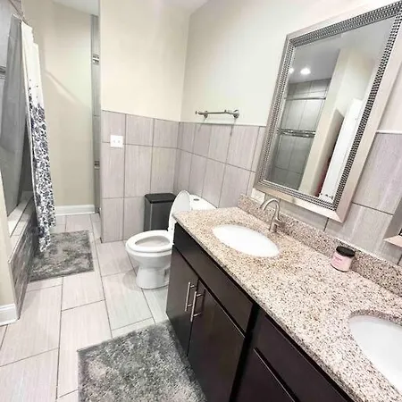 Holiday home Beautifully Renovated House 10 Mins From Downtown Chicago