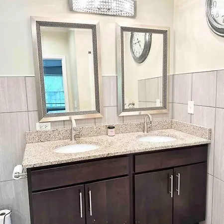 Beautifully Renovated House 10 Mins From Downtown Holiday home *