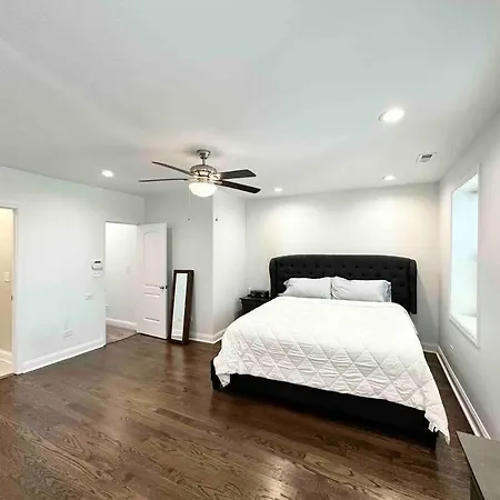 Holiday home Beautifully Renovated House 10 Mins From Downtown *