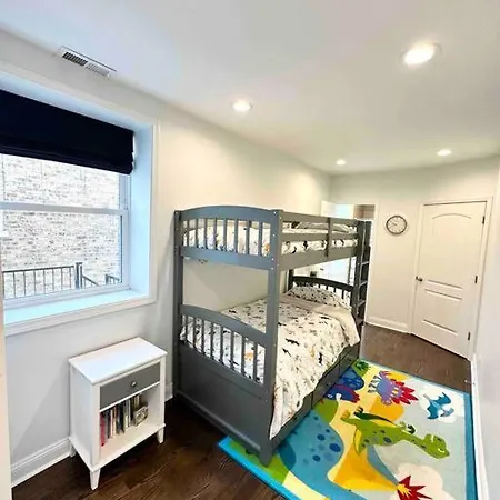 Beautifully Renovated House 10 Mins From Downtown Holiday home *