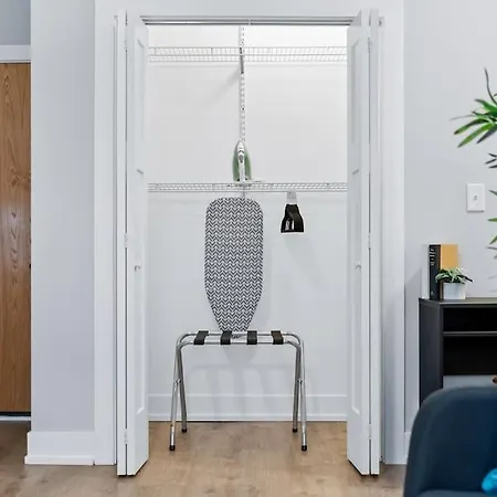 Charming 1-Bedroom Apt With A Homey Feel - Brompton 58-60 Rep Chicago