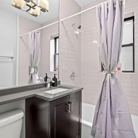 Stylish And Functional Studio Apartment - Brompton 61-66 Rep Apartment Chicago