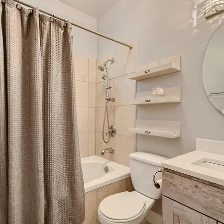 University Of - 1 Bed / 2 Bath W/parking Space *