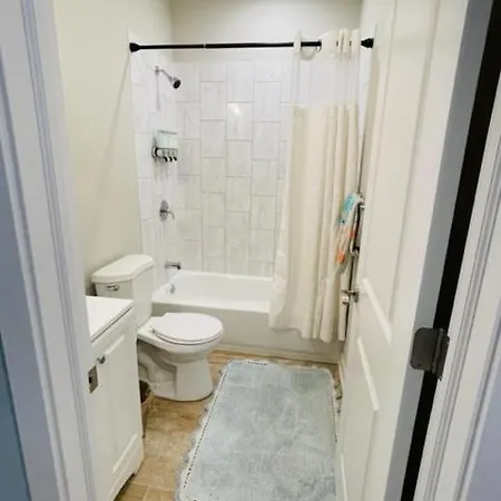 Oak Park Oasis Apartment *