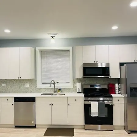 Oak Park Oasis Apartment *