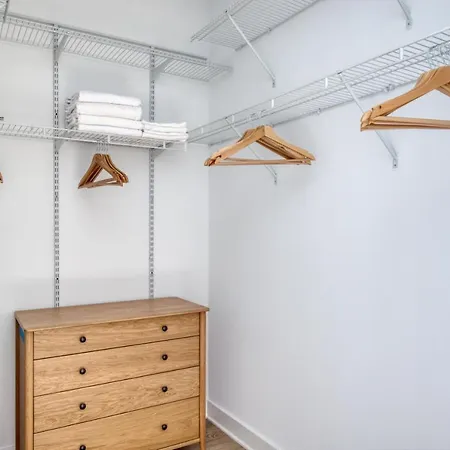 Loop 2br W Gym Playroom Pool Close To L Chi-960 Chicago